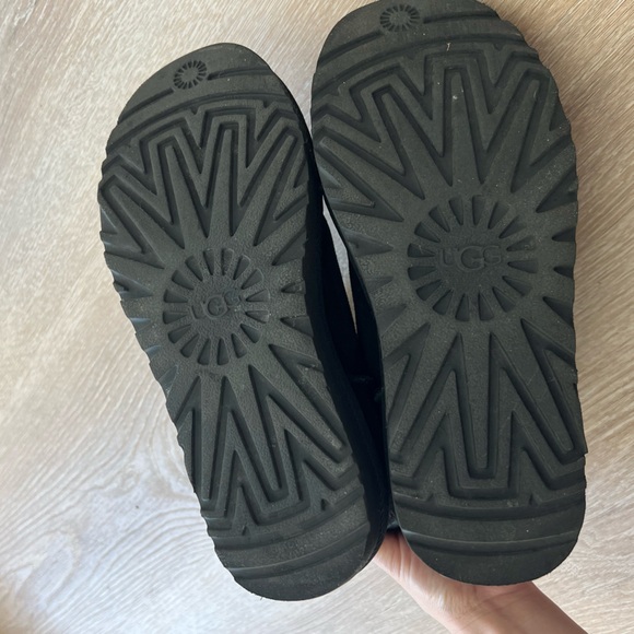 UGG Women’s Black Mini Classic Uggs boots - Picture 3 of 6